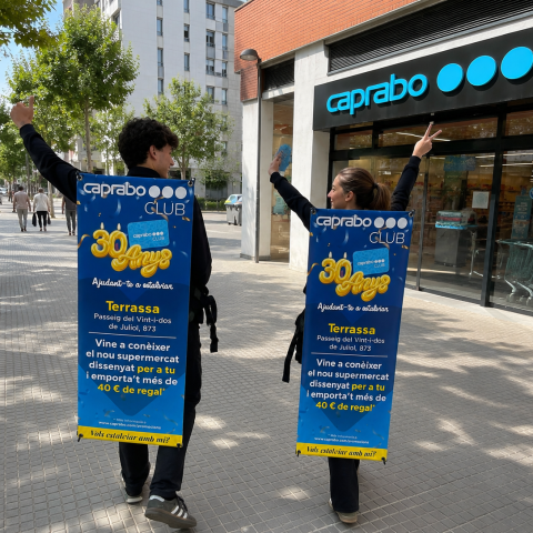 Jóvenes promocionando Caprabo en la calle